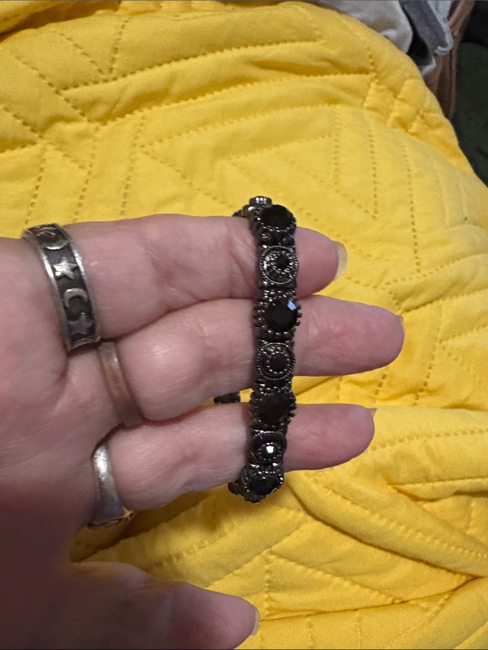 Vintage-Inspired Black Stone Stretch Bracelet